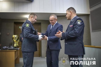 Харьковского полицейского, обменявшего себя на заложницу, наградили оружием, - ФОТО