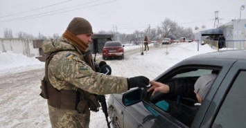 Взятки на КПВВ Донбасса: пограничники назвали суммы, которые им предлагают