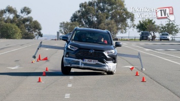 Обновленная Toyota RAV4 пересдала "лосиный тест": видео