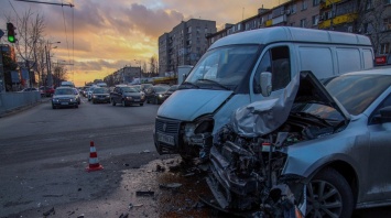 В Днепре на проспекте Слобожанском столкнулись Volkswagen и ГАЗель
