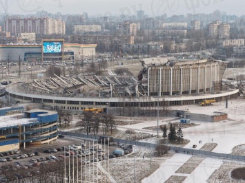 В Петербурге в прямом эфире рухнул огромный спорткомплекс, который пытались демонтировать. Один рабочий погиб (ВИДЕО)