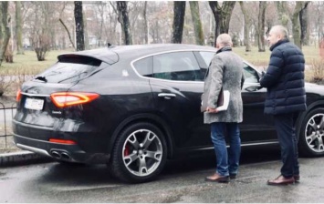 Подозреваемый в коррупции нардеп приехал на заседание суда на Maserati