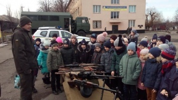 Криворожским школьникам показали вооружение и военную технику нацгвардейцев, - ФОТО