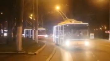 Пассажиры не поверили своим глазам - водители троллейбусов устроили махач прямо посреди дороги (видео)