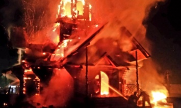 В Закарпатской обл. страшный пожар уничтожил деревянный храм (фото)