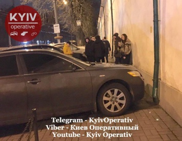 В Киеве прохожий изувечил припаркованный на тротуаре автомобиль