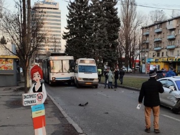 На Гагарина столкнулись троллейбус, маршрутка и крутая Audi: движение затруднено