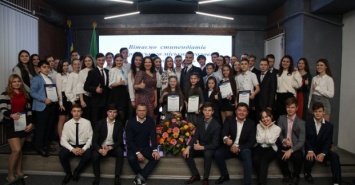 Школьникам Киевского района вручили сертификаты стипендиатов городского головы
