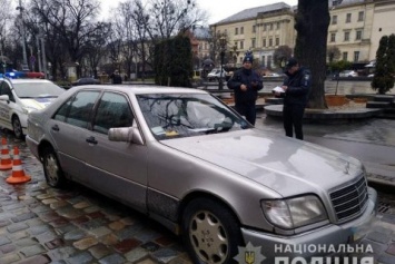 Во Львове неадекватный мужчина пытался поджечь два отделения полиции и СИЗО