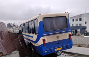 Под Днепром автобус со школьниками разбился из-за умершего за рулем водителя: видео момента ДТП