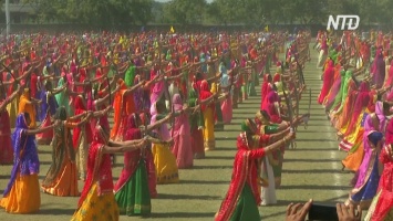 Более 2000 индианок побили рекорд Гиннесса, исполнив танец с мечами (видео)
