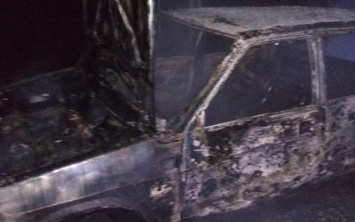 Спасатели выясняют, почему в Херсоне загорелся автомобиль