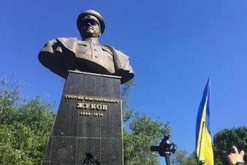 Минкульт отказался признать памятником бюст Жукова в Харькове