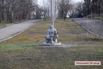 Борьба с окурками и бутылками: насколько в Николаеве чист «зимний» парк Победы