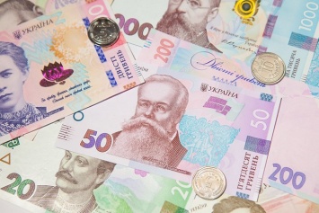Гривня продолжает обесцениваться, НБУ поддерживает национальную валюту резервами