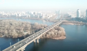 Знаменитый киевский мост вот-вот рухнет, еще один "устал"