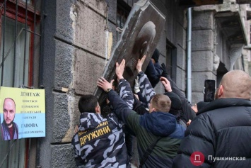 В Одессе националисты снесли еще один барельеф маршалу Жукову. Фото и видео