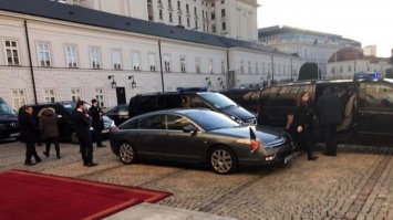 У Макрона в Варшаве сломался бронированный лимузин