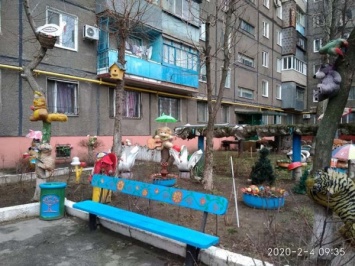 Блеск и нищета. Горожане самостоятельно украшают дворы