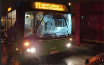 В Николаеве грузовик врезался в зеленый автобус, - ФОТО