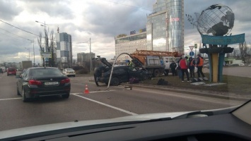 В Киеве Skoda с двухлетним ребенком внутри протаранила авто и снесла светофор: видео ДТП