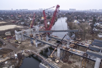 Для моста над Русановским озером установили первые балки