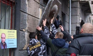 В Одессе снесли барельеф маршалу Жукову