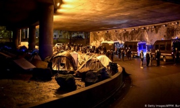 В Париже полиция демонтировала последний большой лагерь мигрантов