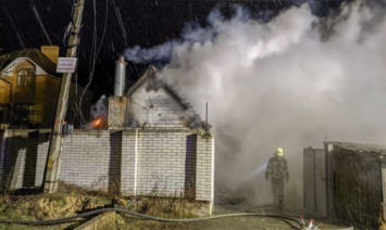 В Киеве при пожаре в частном доме погиб человек (фото)