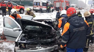 Вырезали из авто погибшего: на въезде в Киев произошло страшное ДТП