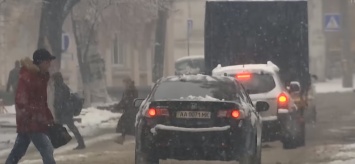 Украину засыпает снегом: дороги парализованы. Первые кадры сорвавшейся стихии