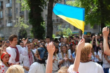 Большинство украинцев хотят прекращения войны, повышения пенсий и стабилизации цен