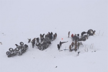 В Турции снежная лавина похоронила 38 спасателей, остальных ищут: видео и фото