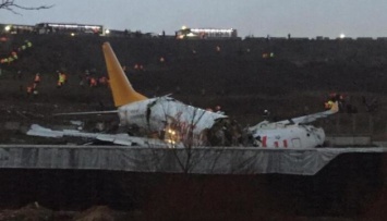 В аэропорту Стамбула самолет выкатился за взлетную полосу и распался на части