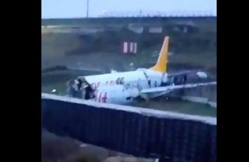 В Стамбуле самолет врезался в ограждение и переломился пополам