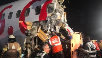 Авария в аэропорту Стамбула: 52 пострадавших, спасатели разрезают корпус самолета