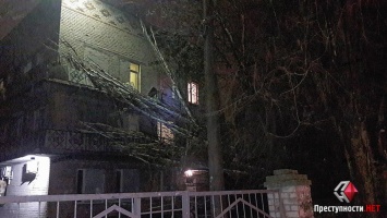 В Николаеве из-за шквального ветра дерево упало на корпус областной детской больницы, а в Очакове рухнула водонапорная башня (ФОТО)