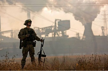 На Донбассе из-за вражеских обстрелов ранение получил военный ВСУ