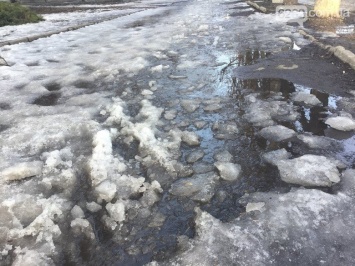 Талая вода несет в ливневки Мариуполя килограммы пластика и тонны грязи. Опасность подтоплений сохраняется