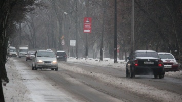 В Никополе посыпают тротуары и улицы