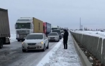 На дороге между Николаевом и Херсоном из-за погодных условий образовалась пробка (ВИДЕО)