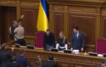 В Раде переворот: Тимошенко захватила трибуну - охрана вывела Разумкова. Никого не пускают