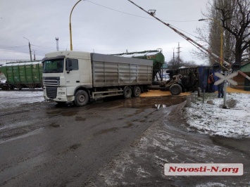 В Николаеве поезд протаранил зерновоз