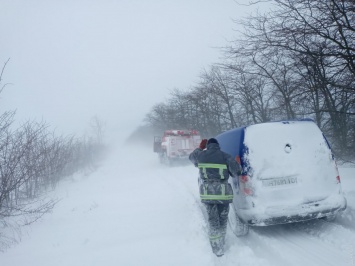 На юге Одесской области спасатели помогают водителям застрявших в снегу машин