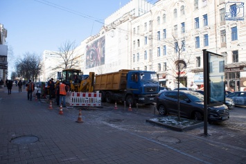 В центре Киева для ликвидации прорыва трубы пришлось убирать киоск