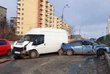 На Отрадном авто с беременной женщиной попало в ДТП