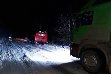 За ночь на Днепропетровщине из снега достали 12 машин