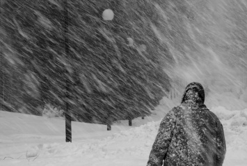В Запорожской области "скорая" с больным внутри застряла в снежной ловушке (ФОТО)
