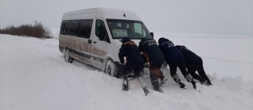 В Запорожской области маршрутка застряла в снегу - в салоне находилась беременная женщина