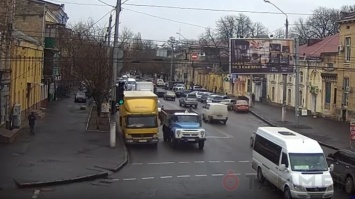 Киевский грузовик немецкой почтовой компании снес светофор на одесской Молдаванке